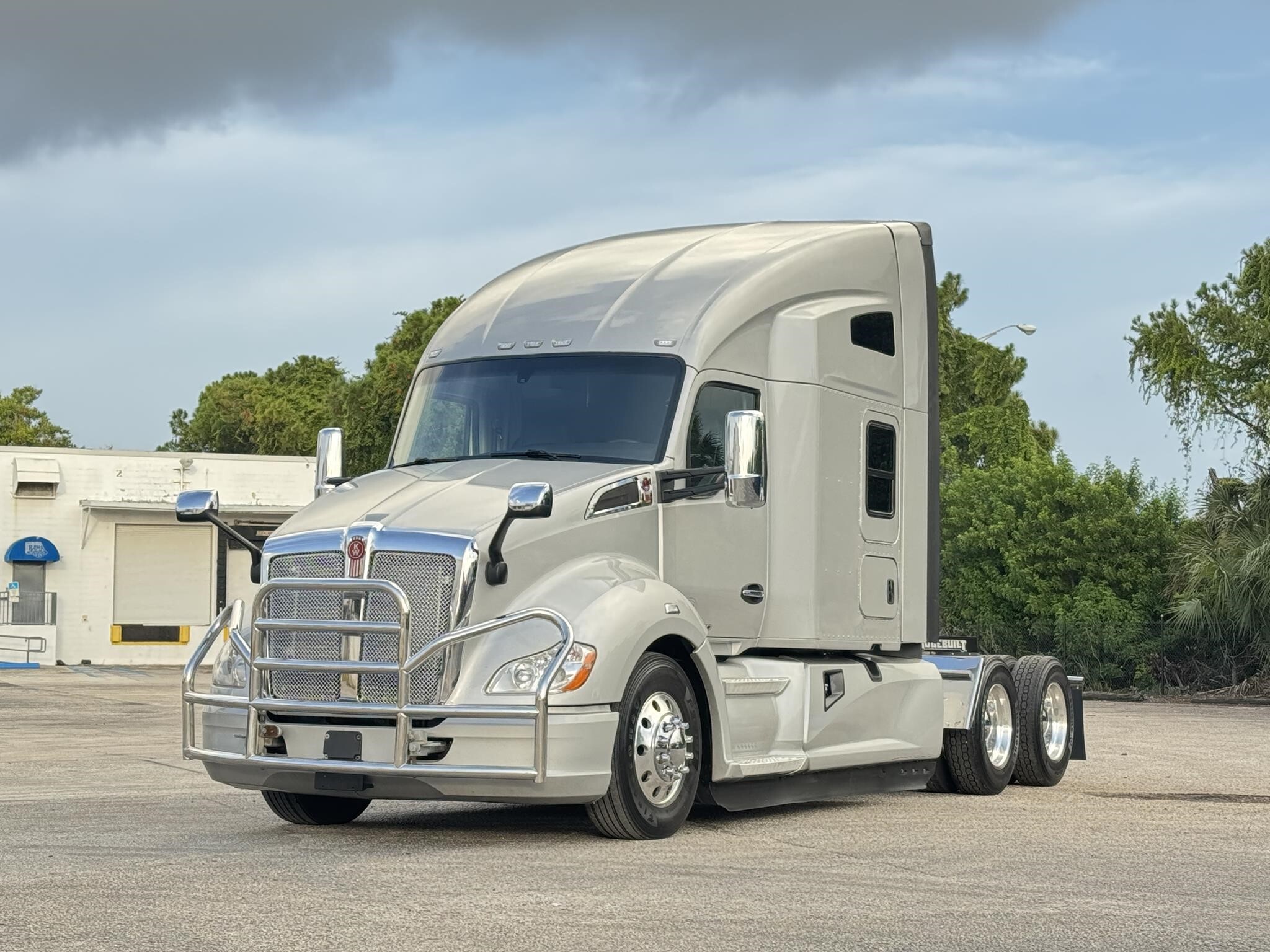 2022 KENWORTH T680 in St Petersburg, FL