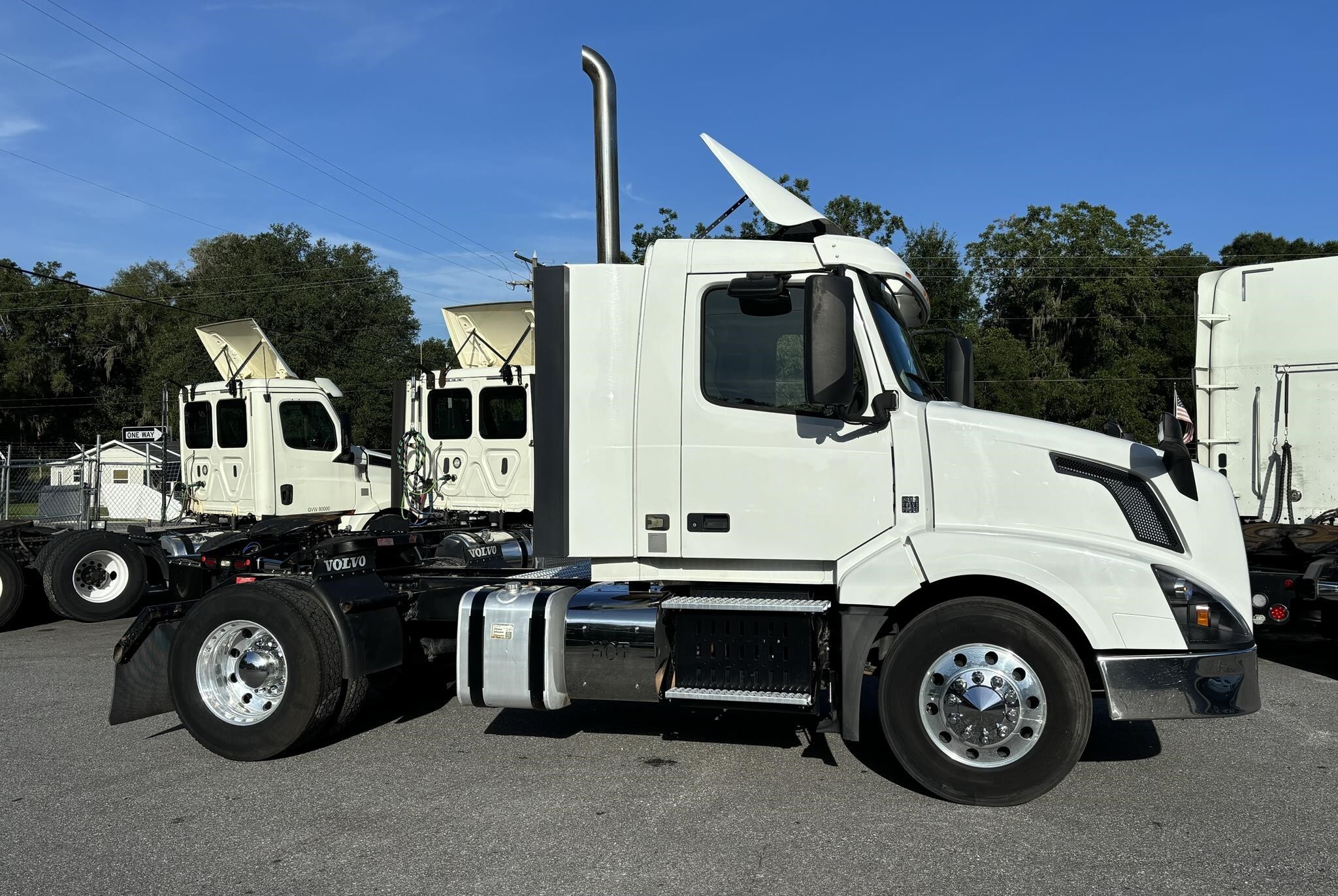 2017 VOLVO VNL42T300 in Citra, FL