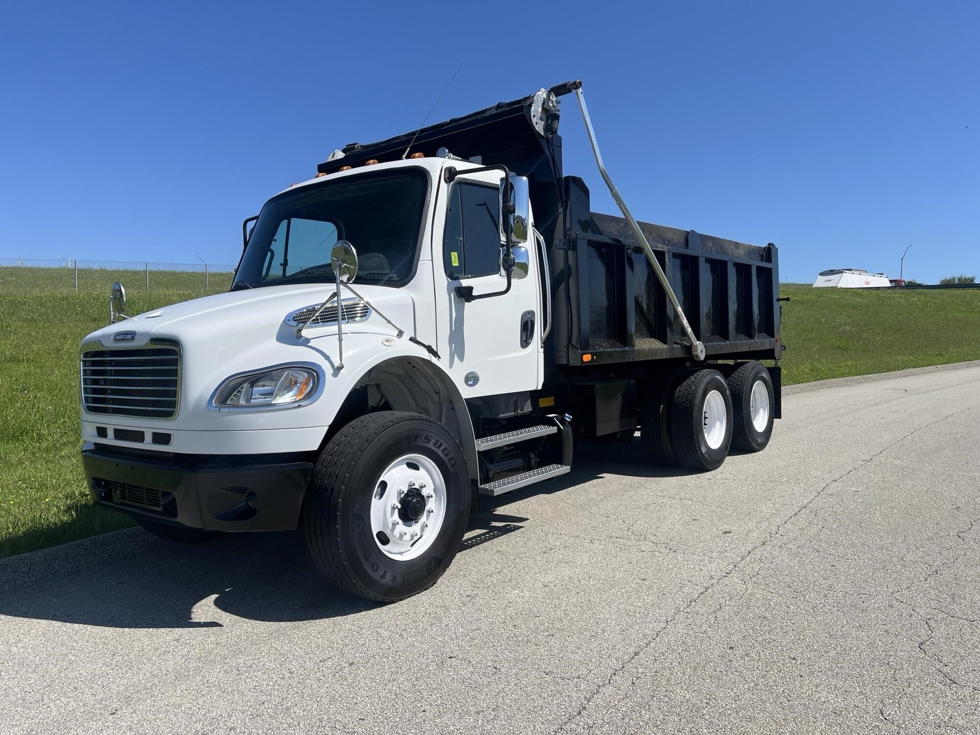 2015 FREIGHTLINER BUSINESS CLASS M2 106 in Smithfield, PA