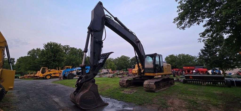 2011 DEERE 240D LC in Chambersburg, PA