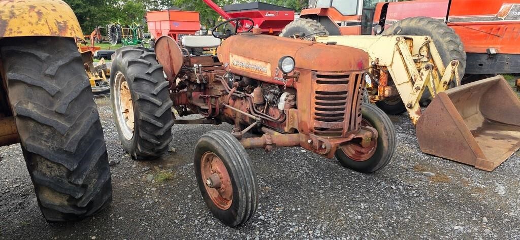 INTERNATIONAL 350 TRACTOR (RUNS) in Chambersburg, PA