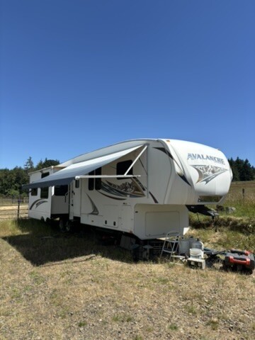 2011 Keystone AVALANCHE 330RE in tigard OR