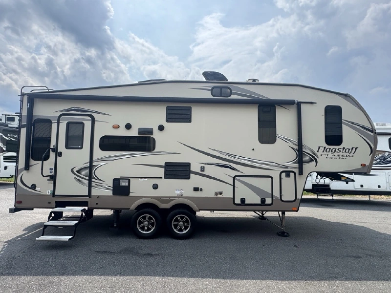2018 FOREST RIVER FLAGSTAFF CLASSIC SUPER LITE 8524RLBS