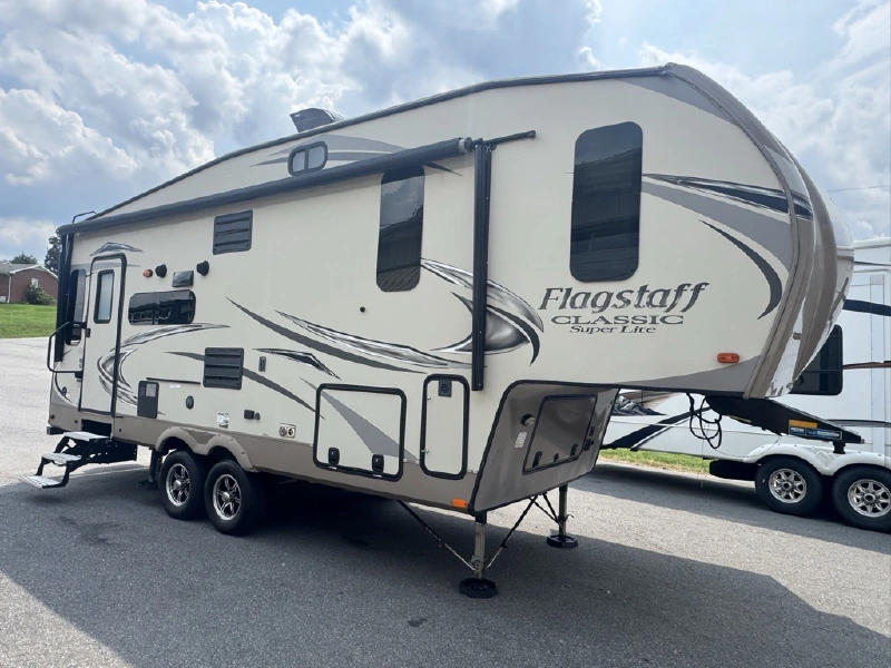 2018 FOREST RIVER FLAGSTAFF CLASSIC SUPER LITE 8524RLBS