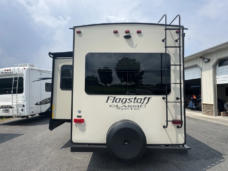 2018 FOREST RIVER FLAGSTAFF CLASSIC SUPER LITE 8524RLBS