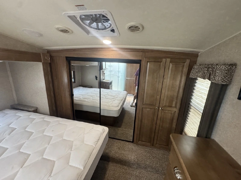 2018 FOREST RIVER FLAGSTAFF CLASSIC SUPER LITE 8524RLBS