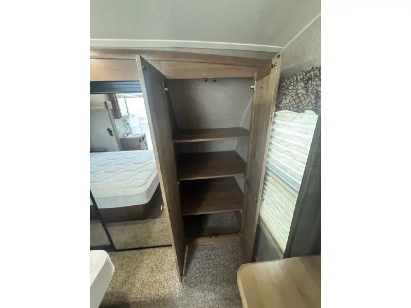 2018 FOREST RIVER FLAGSTAFF CLASSIC SUPER LITE 8524RLBS