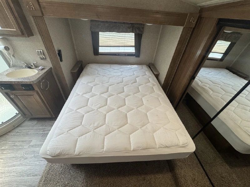 2018 FOREST RIVER FLAGSTAFF CLASSIC SUPER LITE 8524RLBS