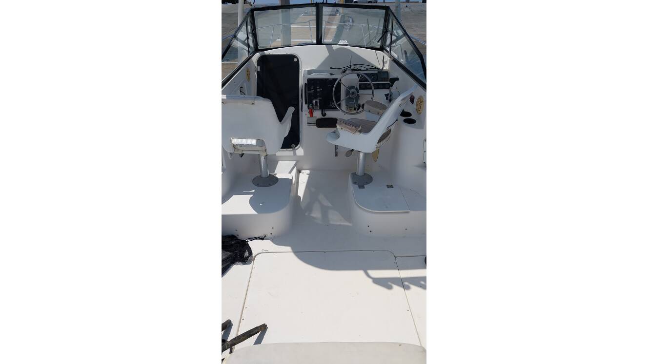 A photo of this 1996 Bayliner 2352 Trophy Walkaround