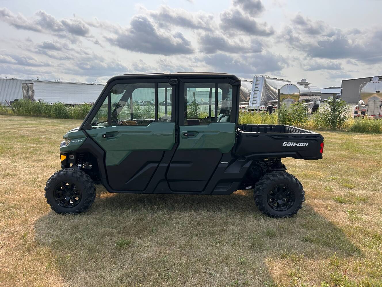 A photo of this 2026 Can-Am Defender MAX DPS CAB HD10