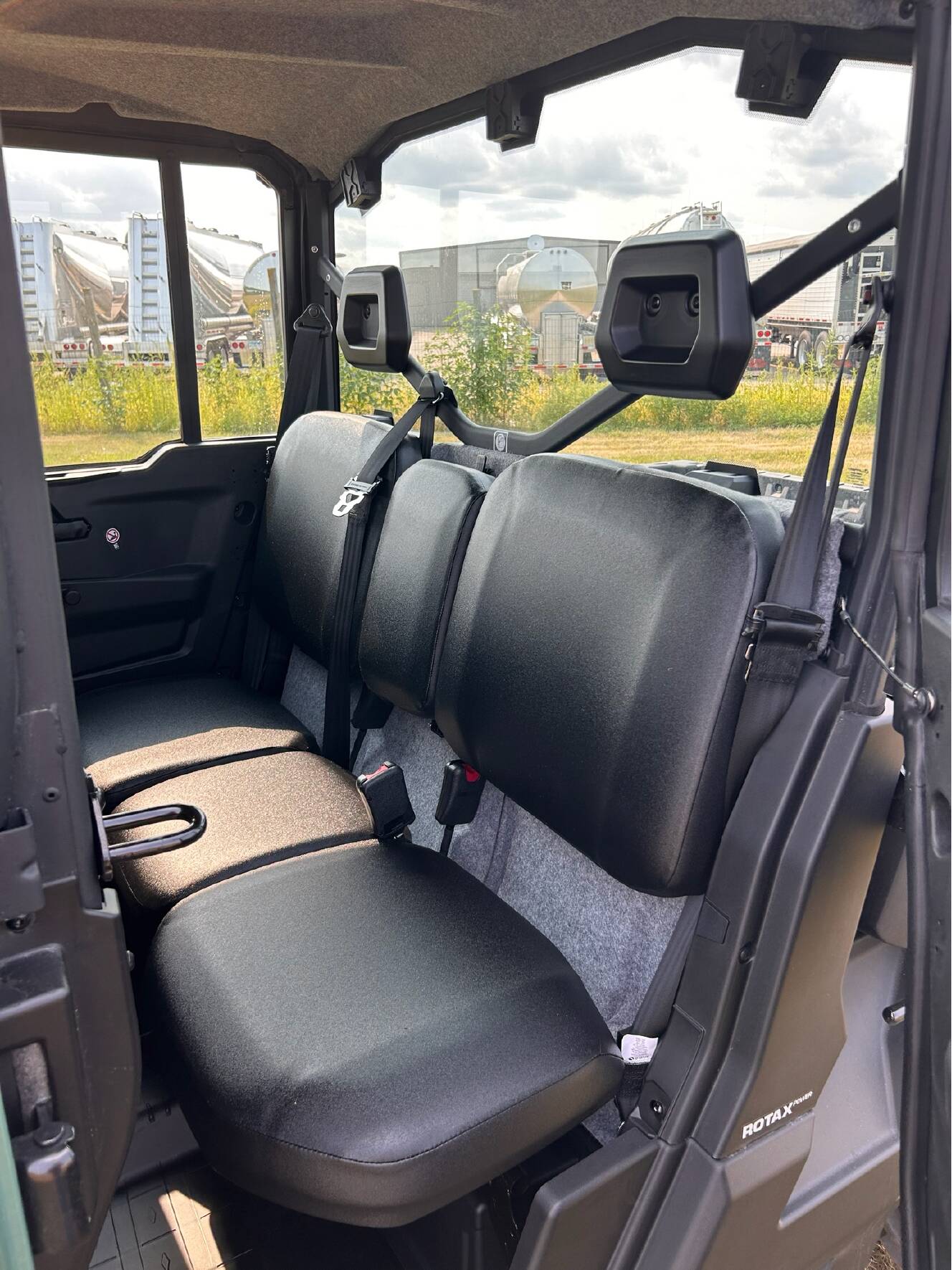 A photo of this 2026 Can-Am Defender MAX DPS CAB HD10
