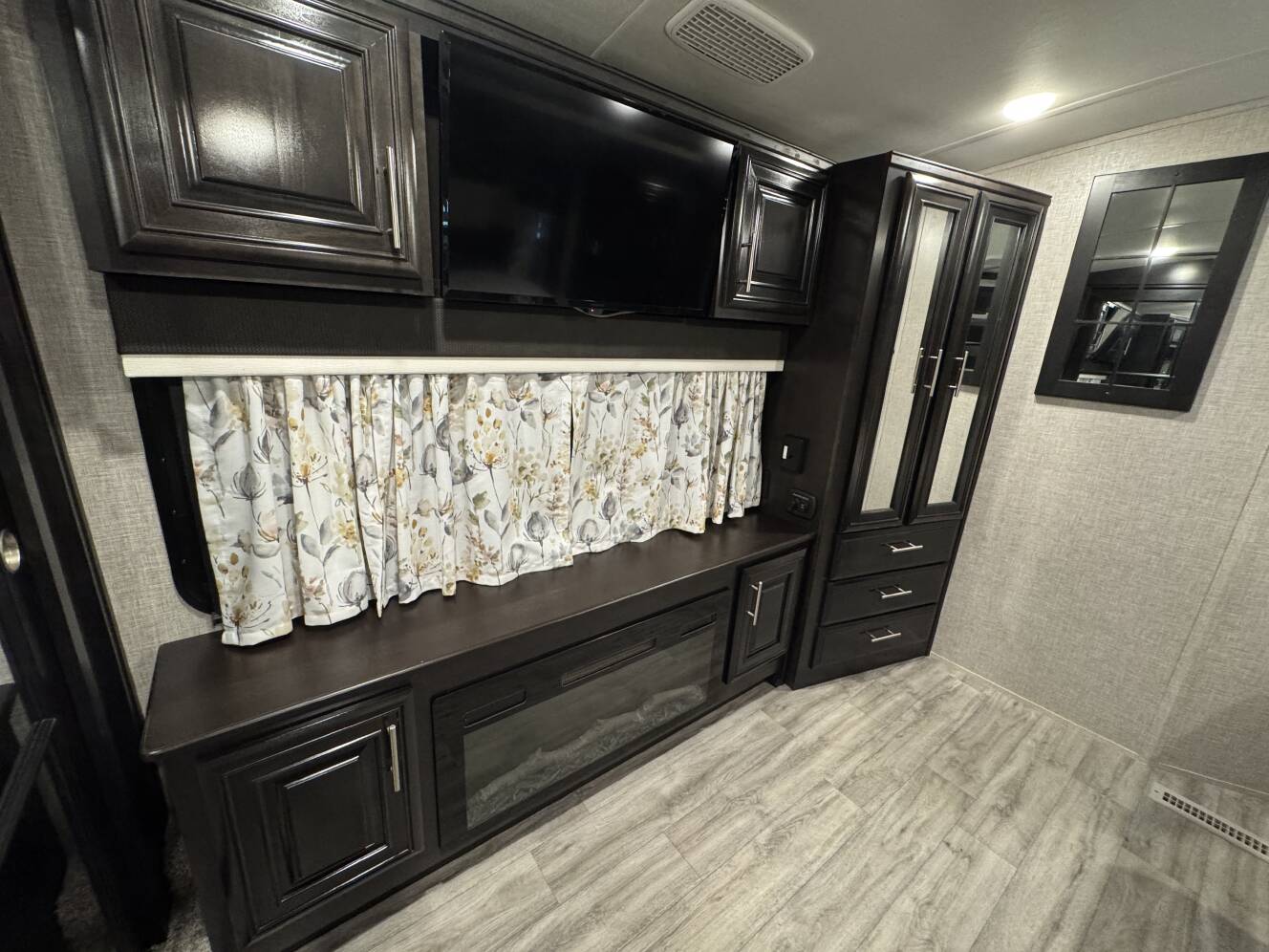 A photo of this 2022 Jayco PINNACLE 38SSWS