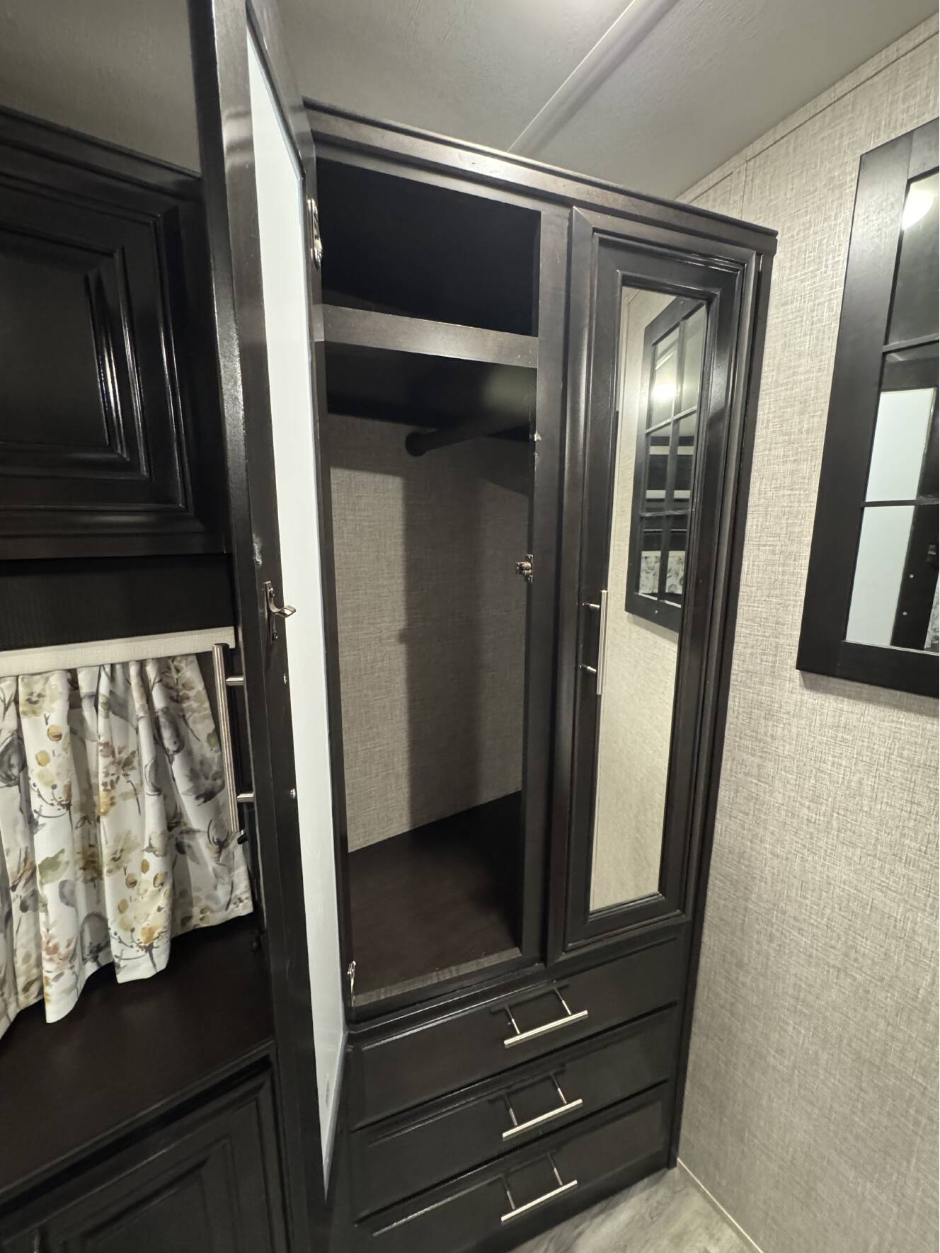 A photo of this 2022 Jayco PINNACLE 38SSWS
