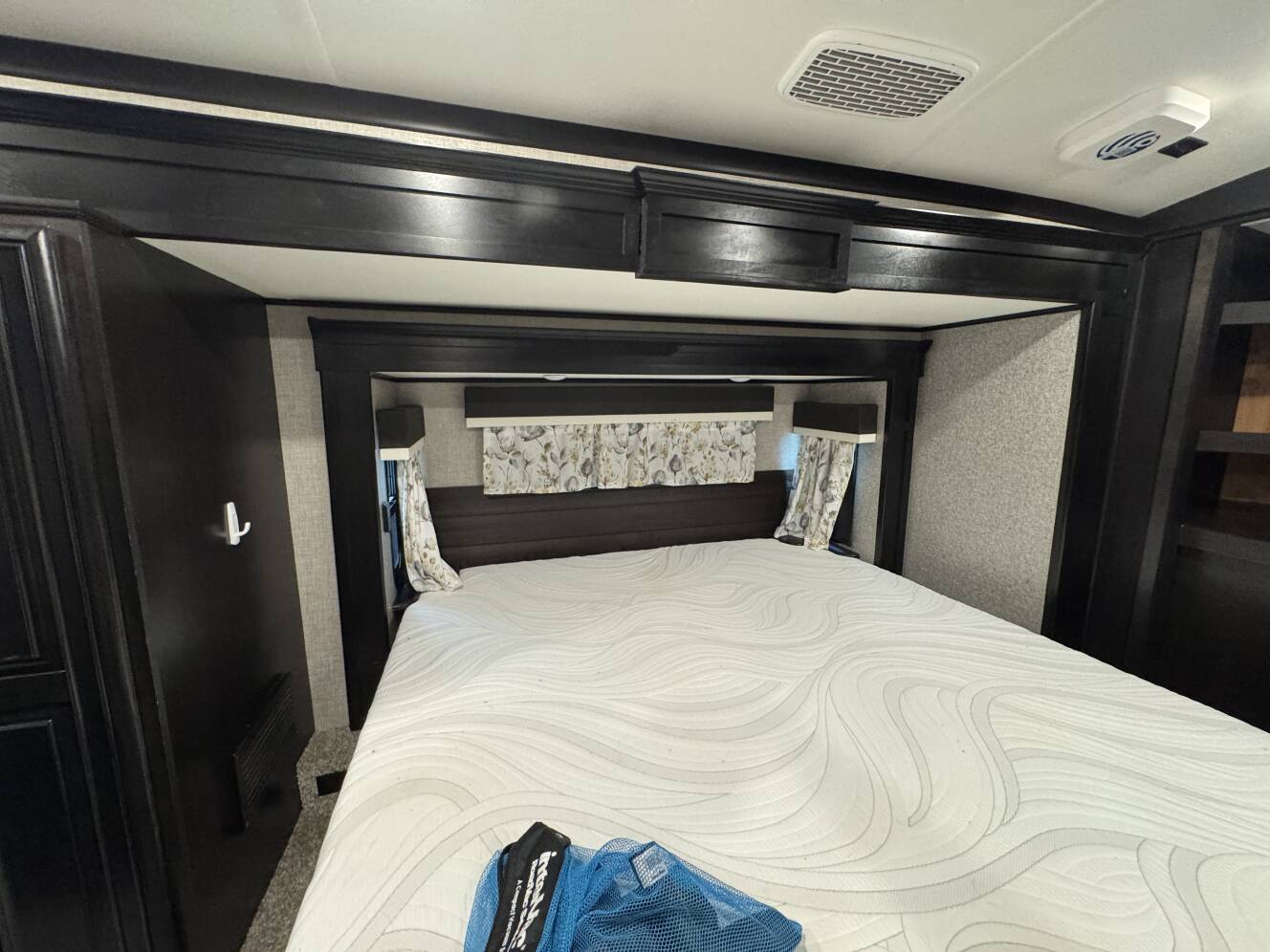 A photo of this 2022 Jayco PINNACLE 38SSWS