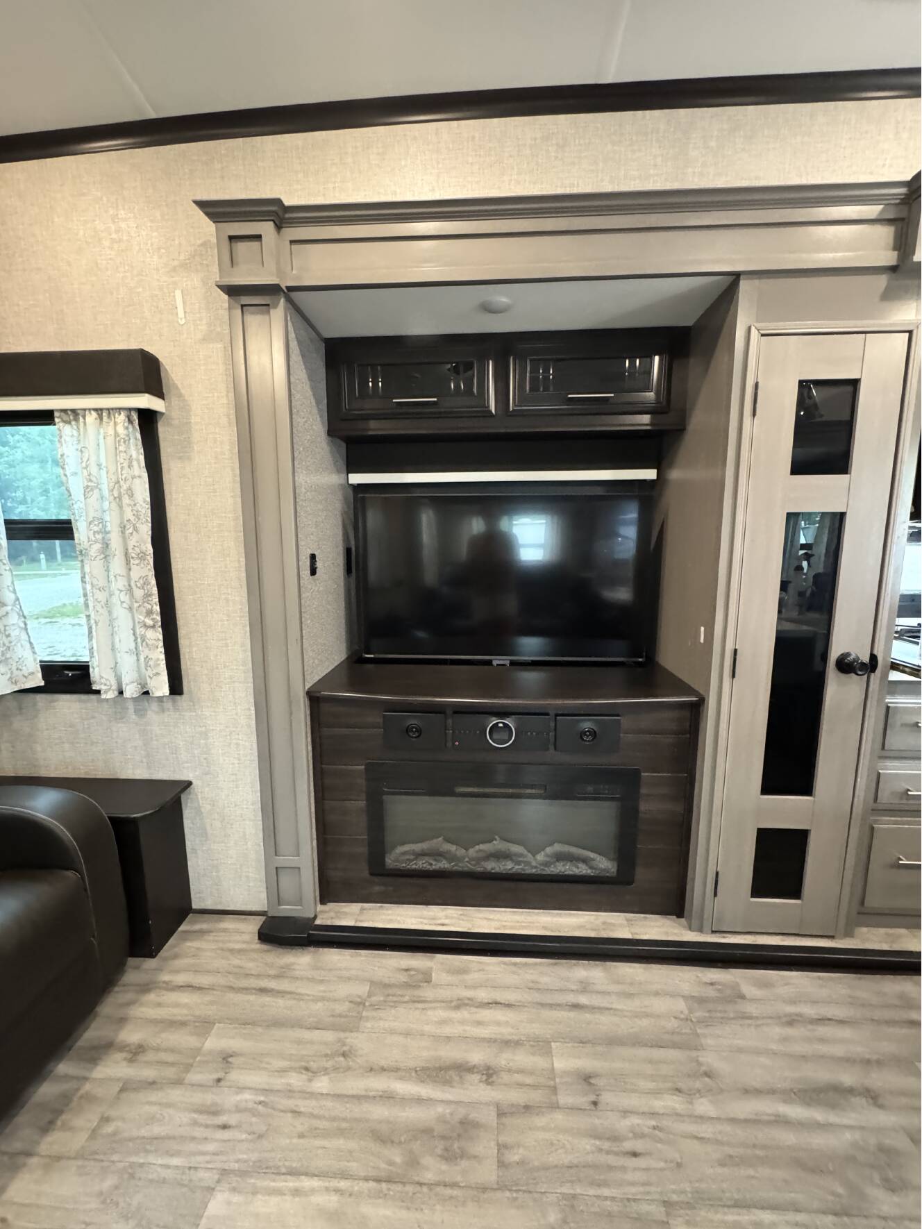 A photo of this 2022 Jayco PINNACLE 38SSWS