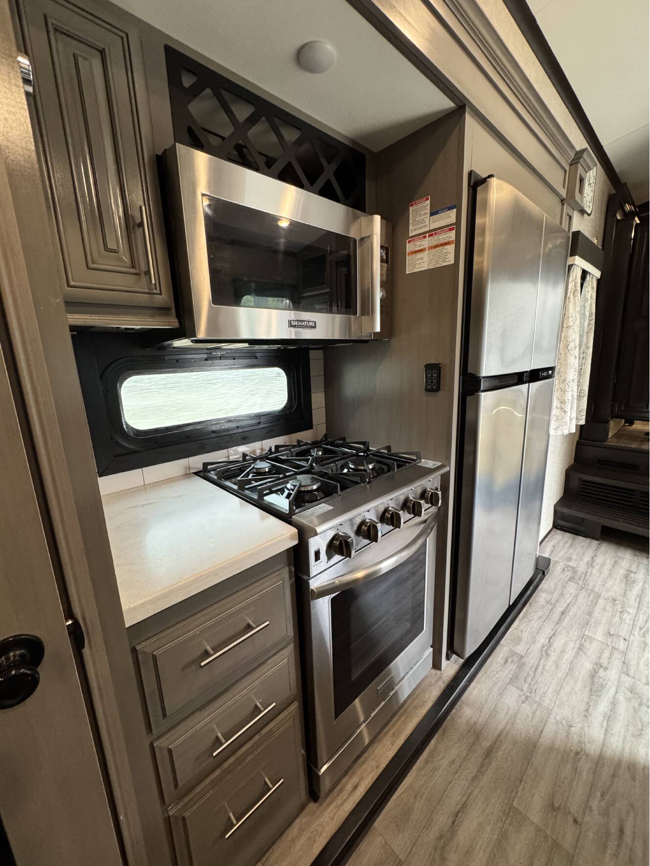 A photo of this 2022 Jayco PINNACLE 38SSWS