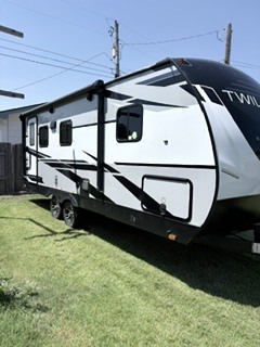 2021 Cruiser Rv Corp SIGNATURE TWS 2100 in scott city KS