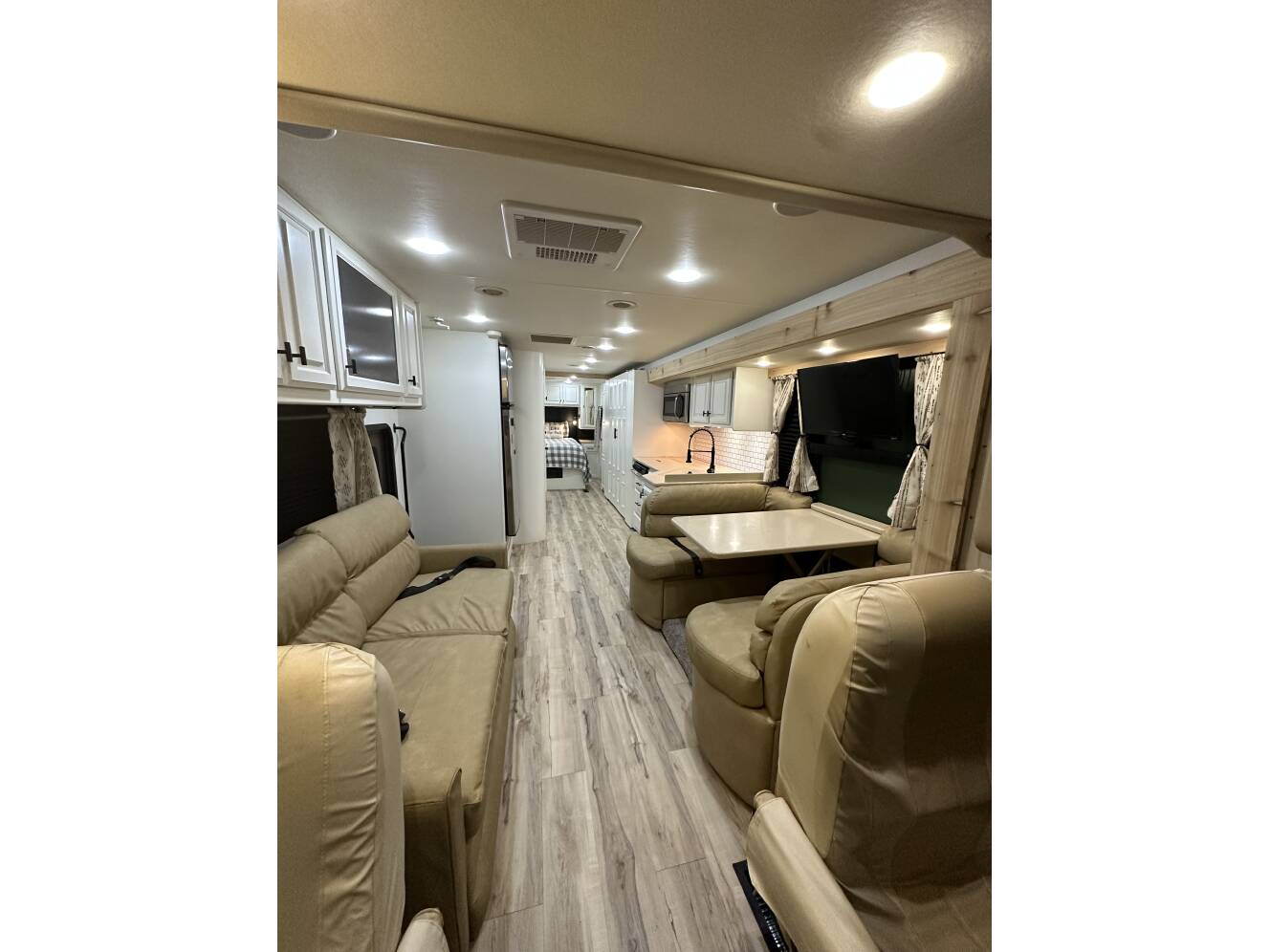 A photo of this 2013 Thor Motor Coach PALAZZO 33 3