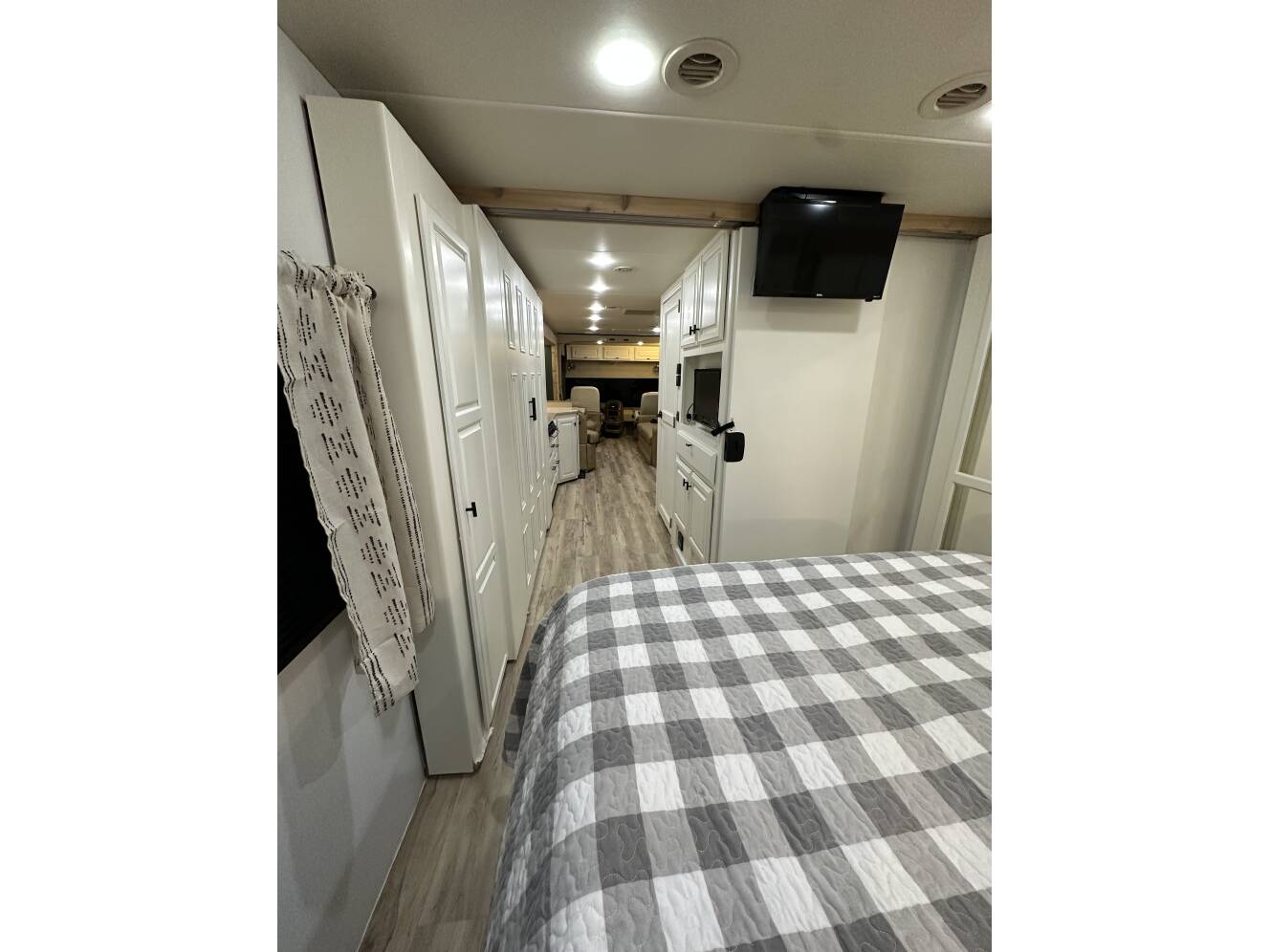A photo of this 2013 Thor Motor Coach PALAZZO 33 3