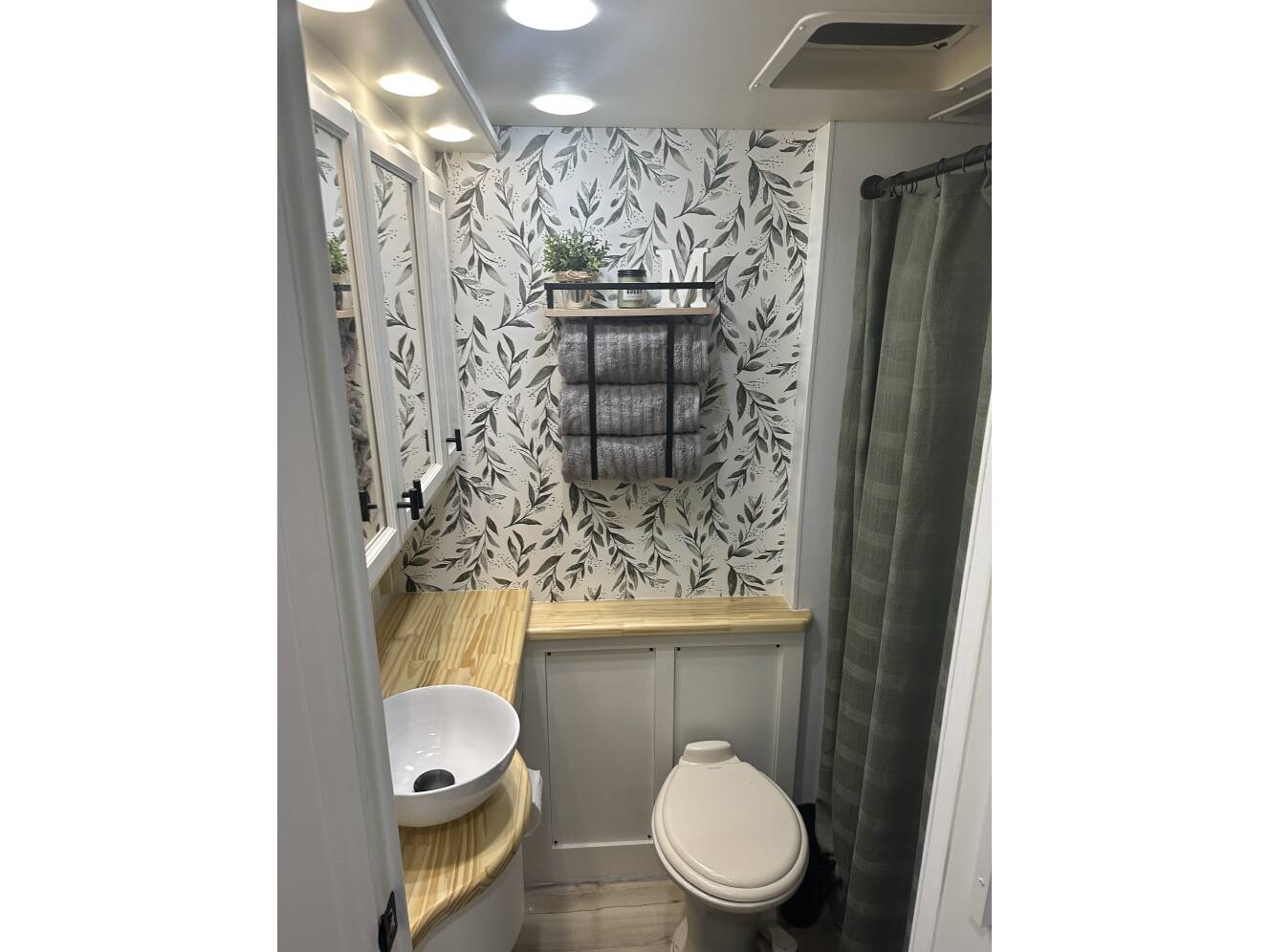 A photo of this 2013 Thor Motor Coach PALAZZO 33 3