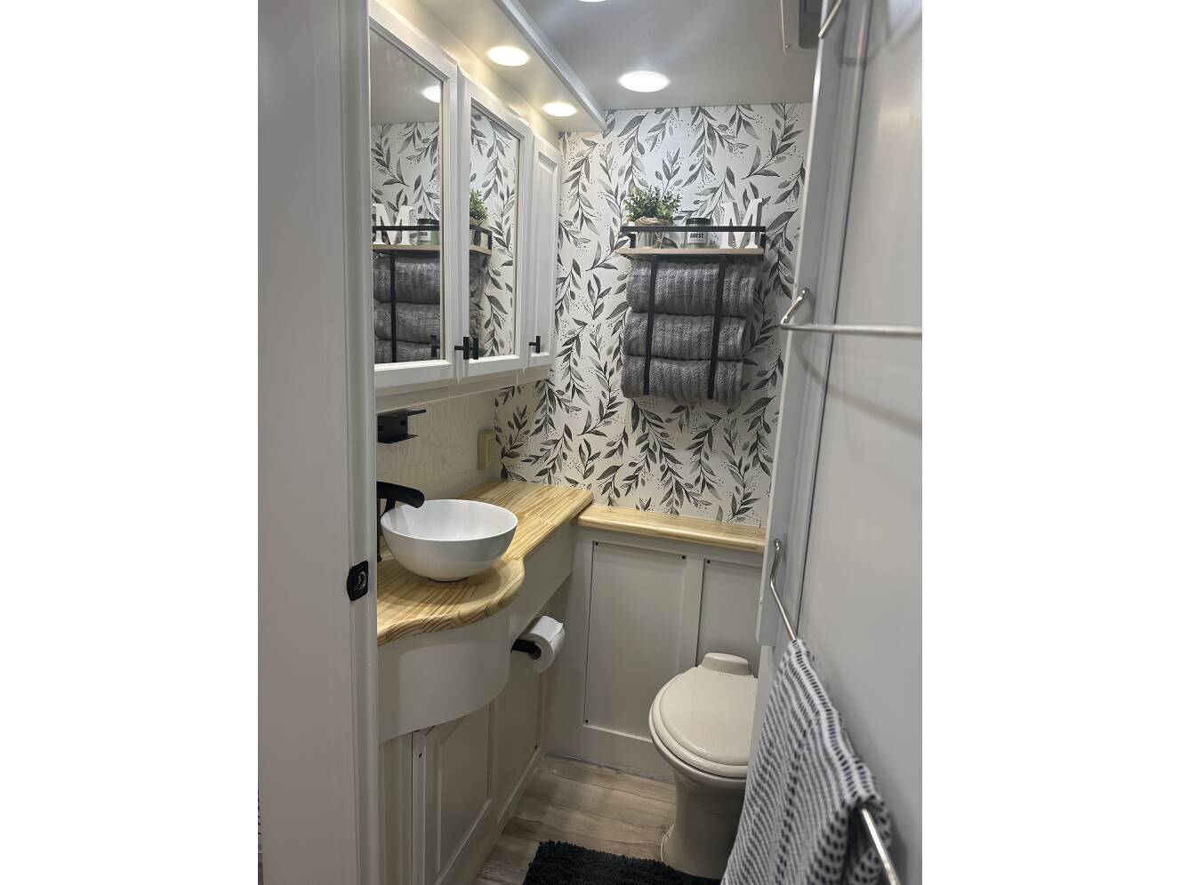 A photo of this 2013 Thor Motor Coach PALAZZO 33 3