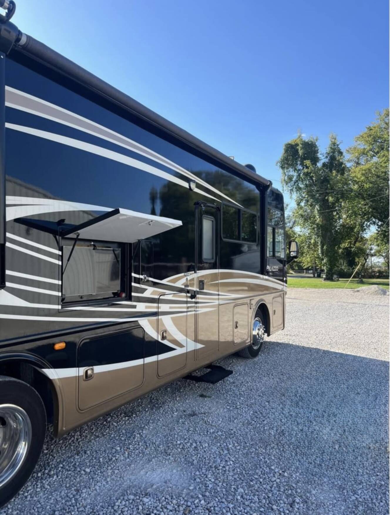 A photo of this 2013 Thor Motor Coach PALAZZO 33 3