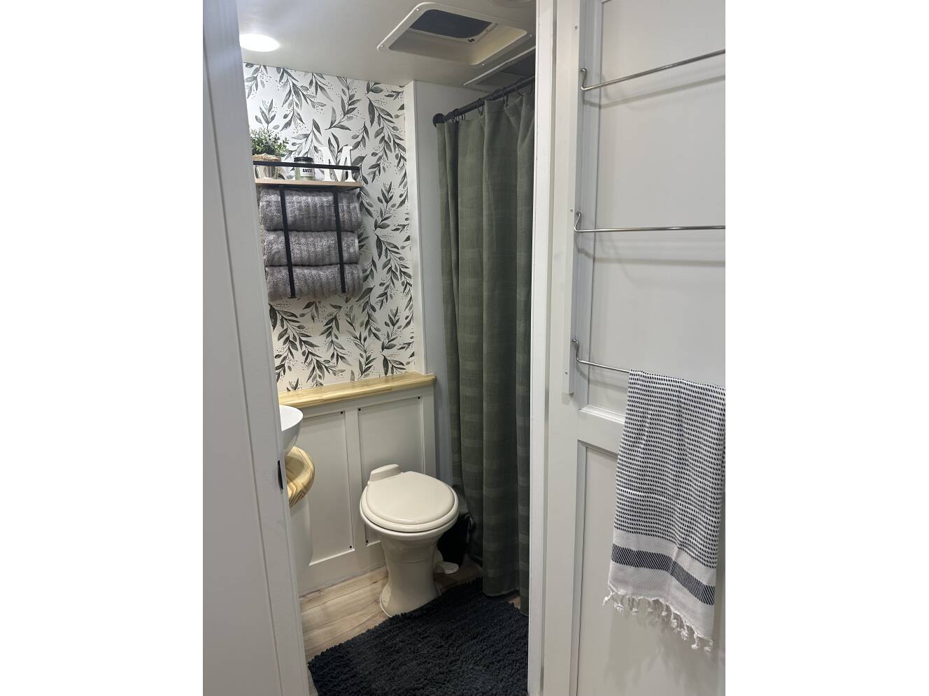 A photo of this 2013 Thor Motor Coach PALAZZO 33 3