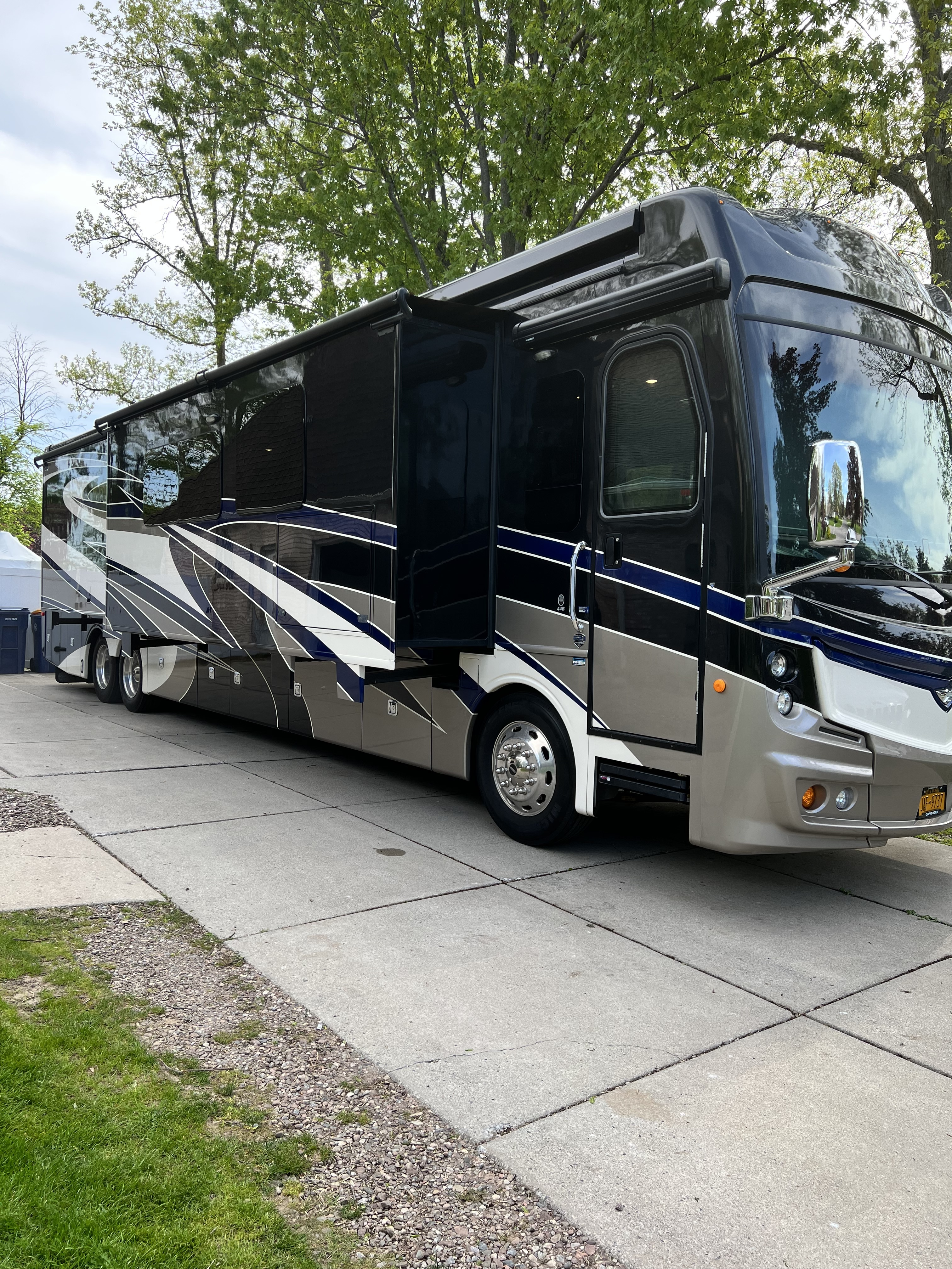 2018 Fleetwood DISCOVERY LXE 44B in lockport NY