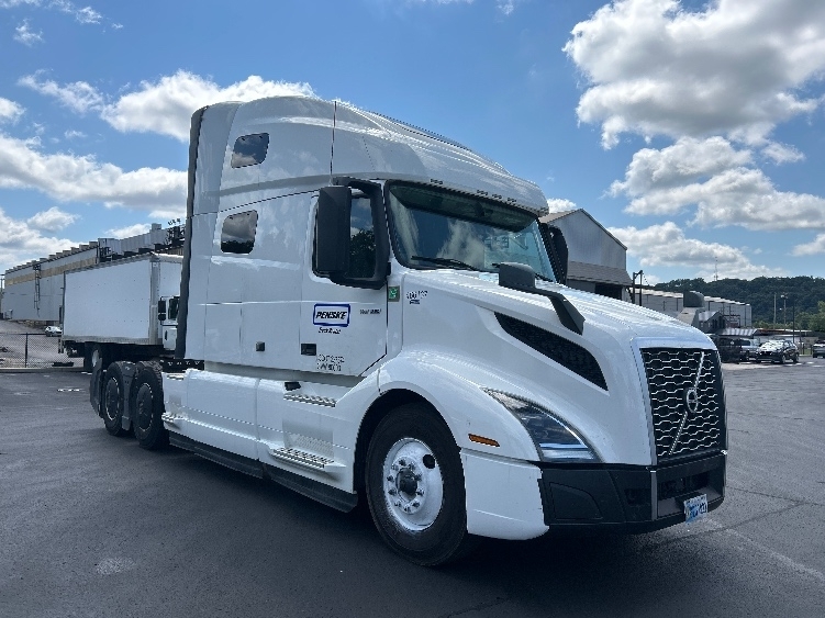 2023 VOLVO VNL64760 in Clearfield, PA