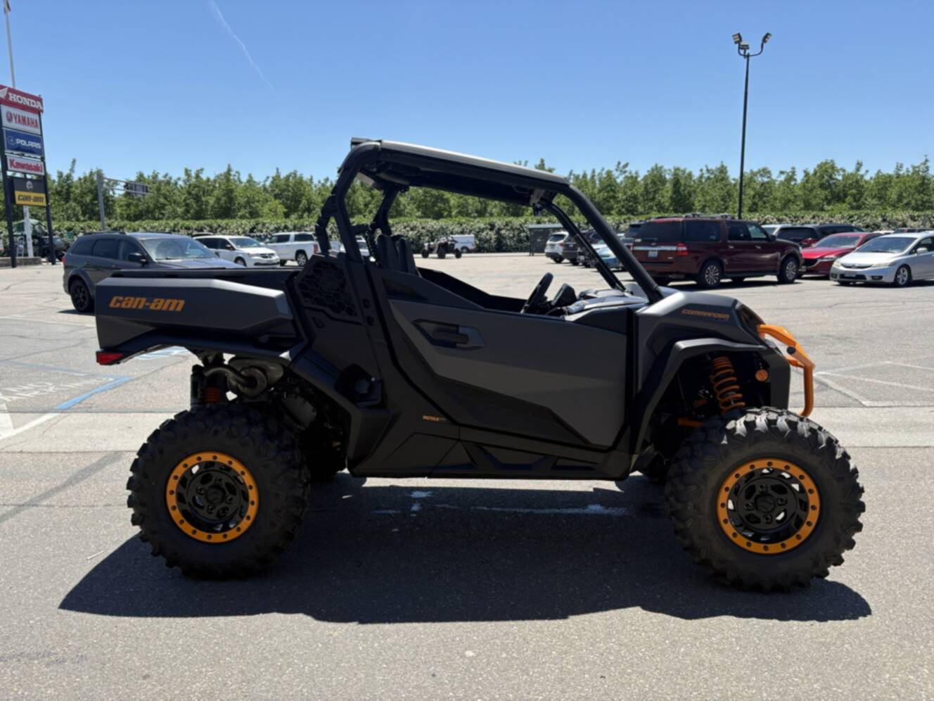 A photo of this 2026 Can-Am Commander XT P 1000R