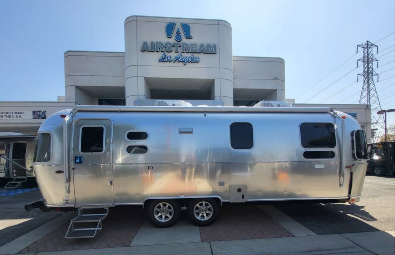 A photo of this 2026 Airstream Flying Cloud 27FB Queen Hatch
