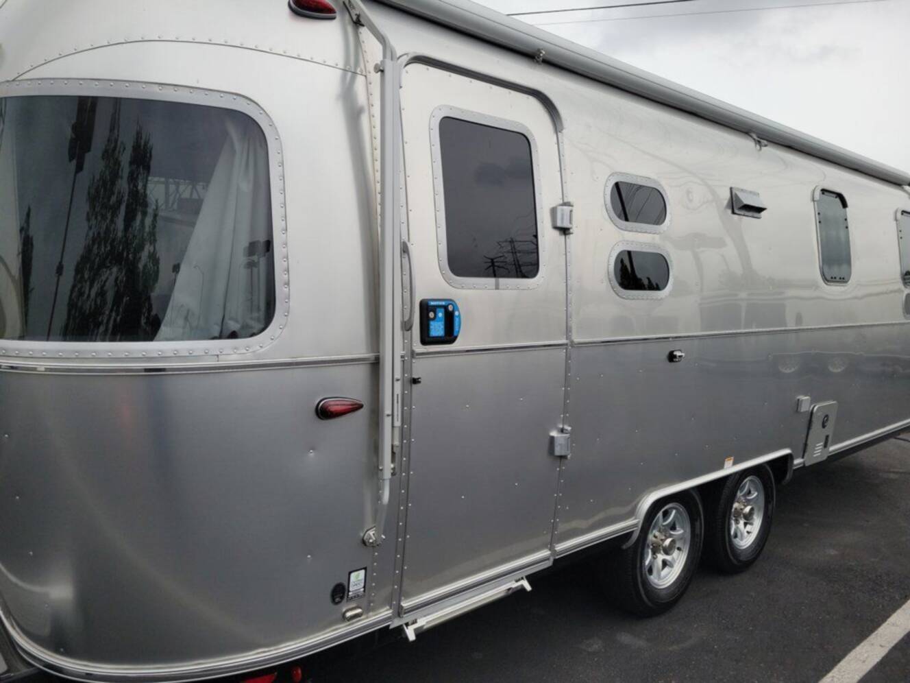 A photo of this 2026 Airstream Flying Cloud 27FB Queen Hatch