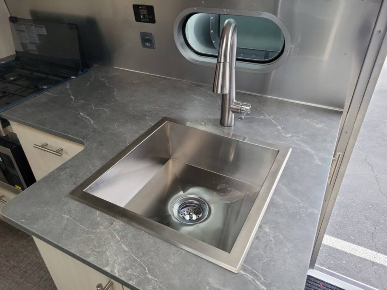 A photo of this 2026 Airstream Flying Cloud 27FB Queen Hatch