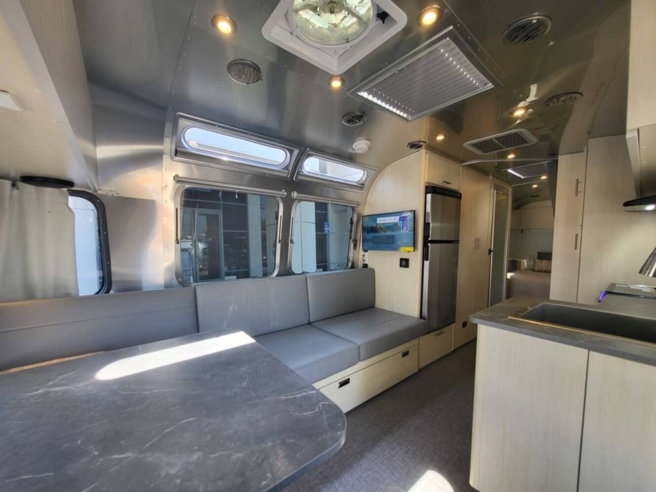A photo of this 2026 Airstream Flying Cloud 27FB Queen Hatch