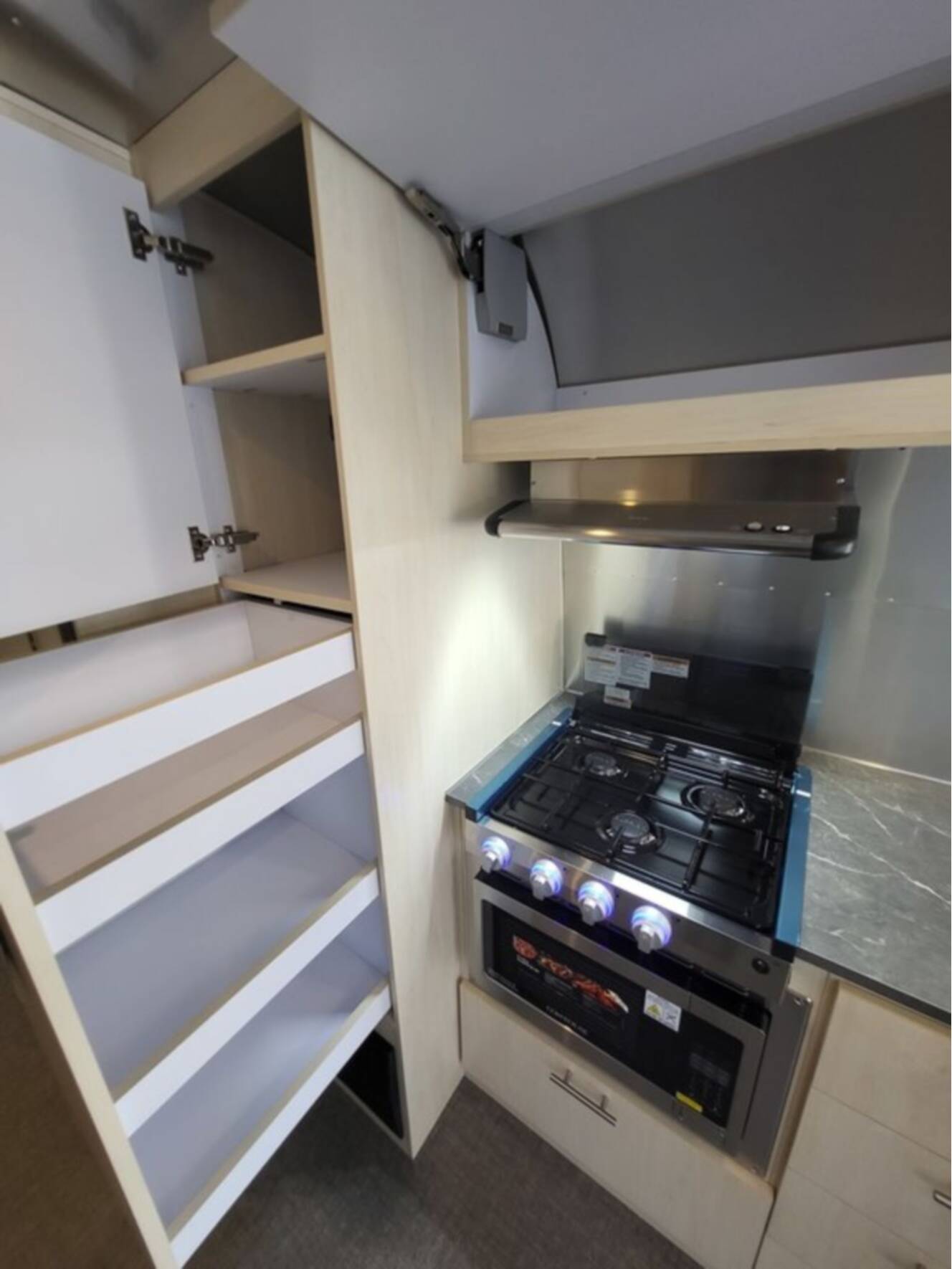 A photo of this 2026 Airstream Flying Cloud 27FB Queen Hatch