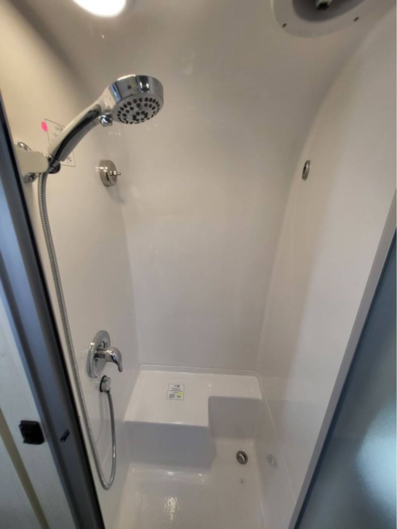 A photo of this 2026 Airstream Flying Cloud 27FB Queen Hatch