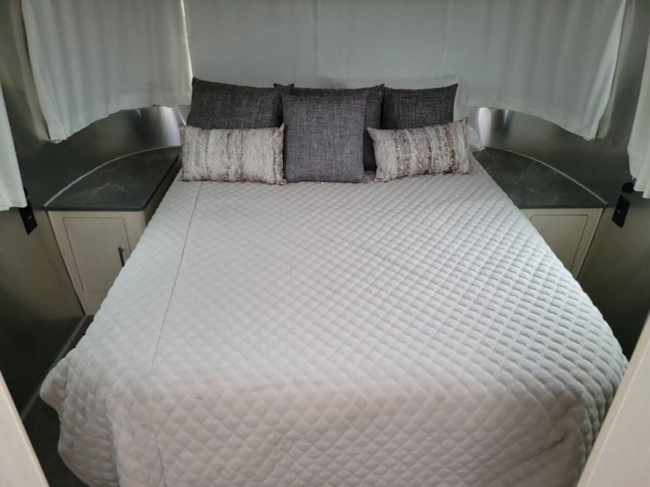 A photo of this 2026 Airstream Flying Cloud 27FB Queen Hatch
