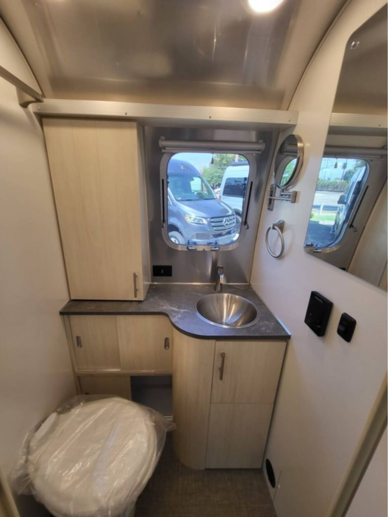 A photo of this 2026 Airstream Flying Cloud 27FB Queen Hatch