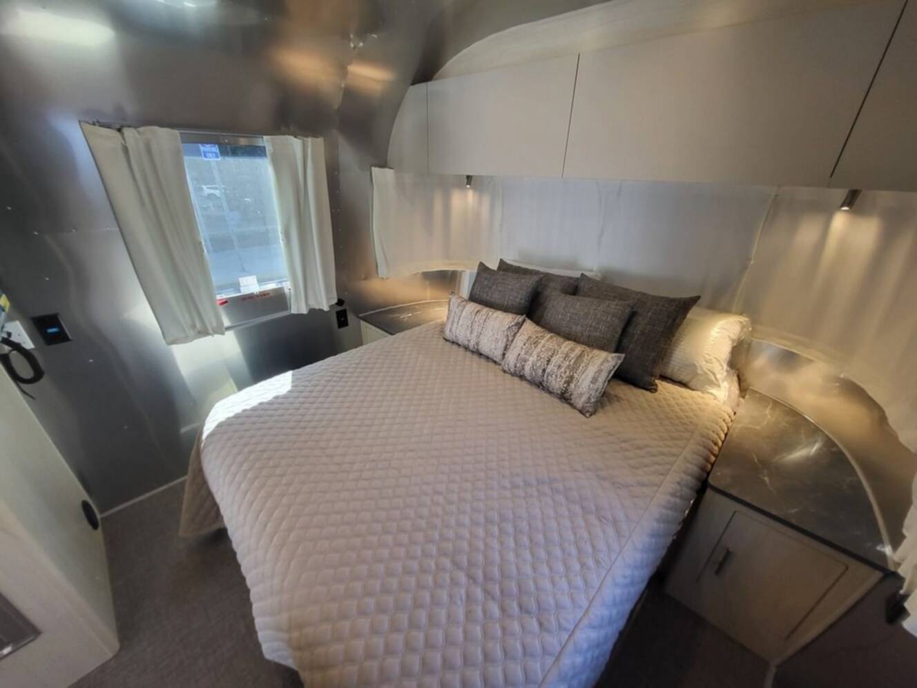 A photo of this 2026 Airstream Flying Cloud 27FB Queen Hatch