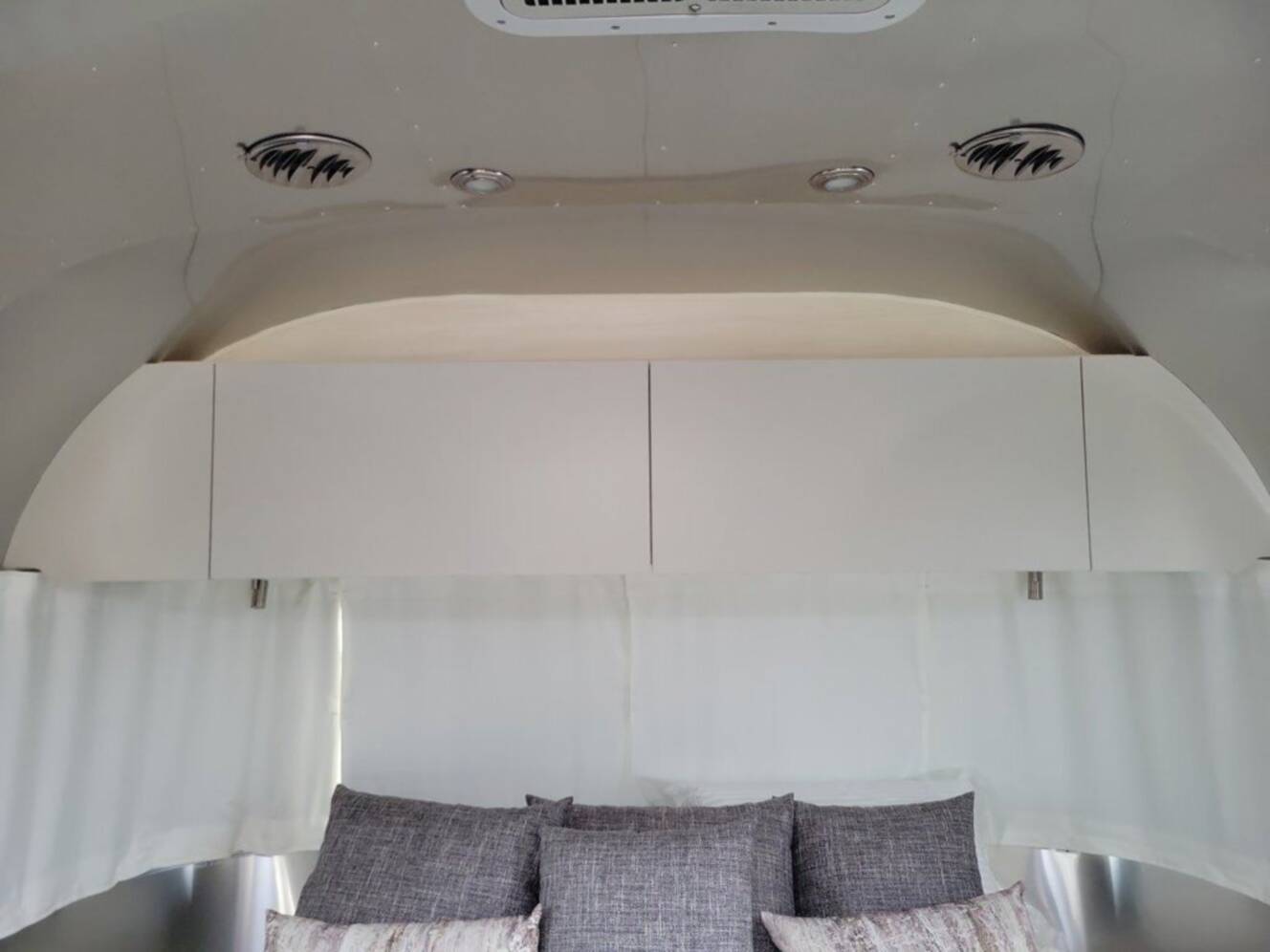 A photo of this 2026 Airstream Flying Cloud 27FB Queen Hatch