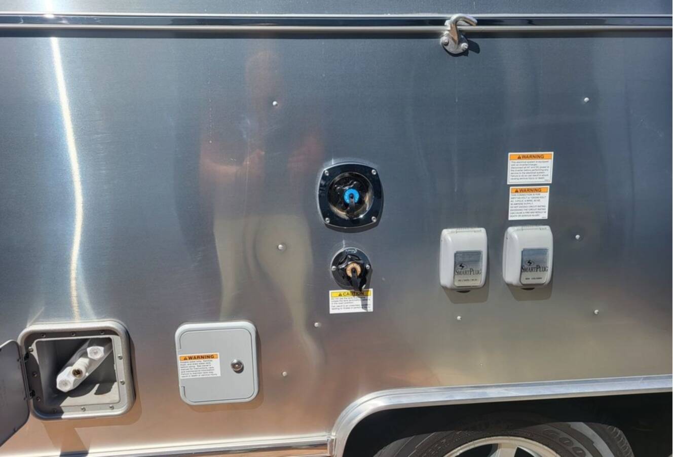 A photo of this 2026 Airstream Flying Cloud 27FB Queen Hatch