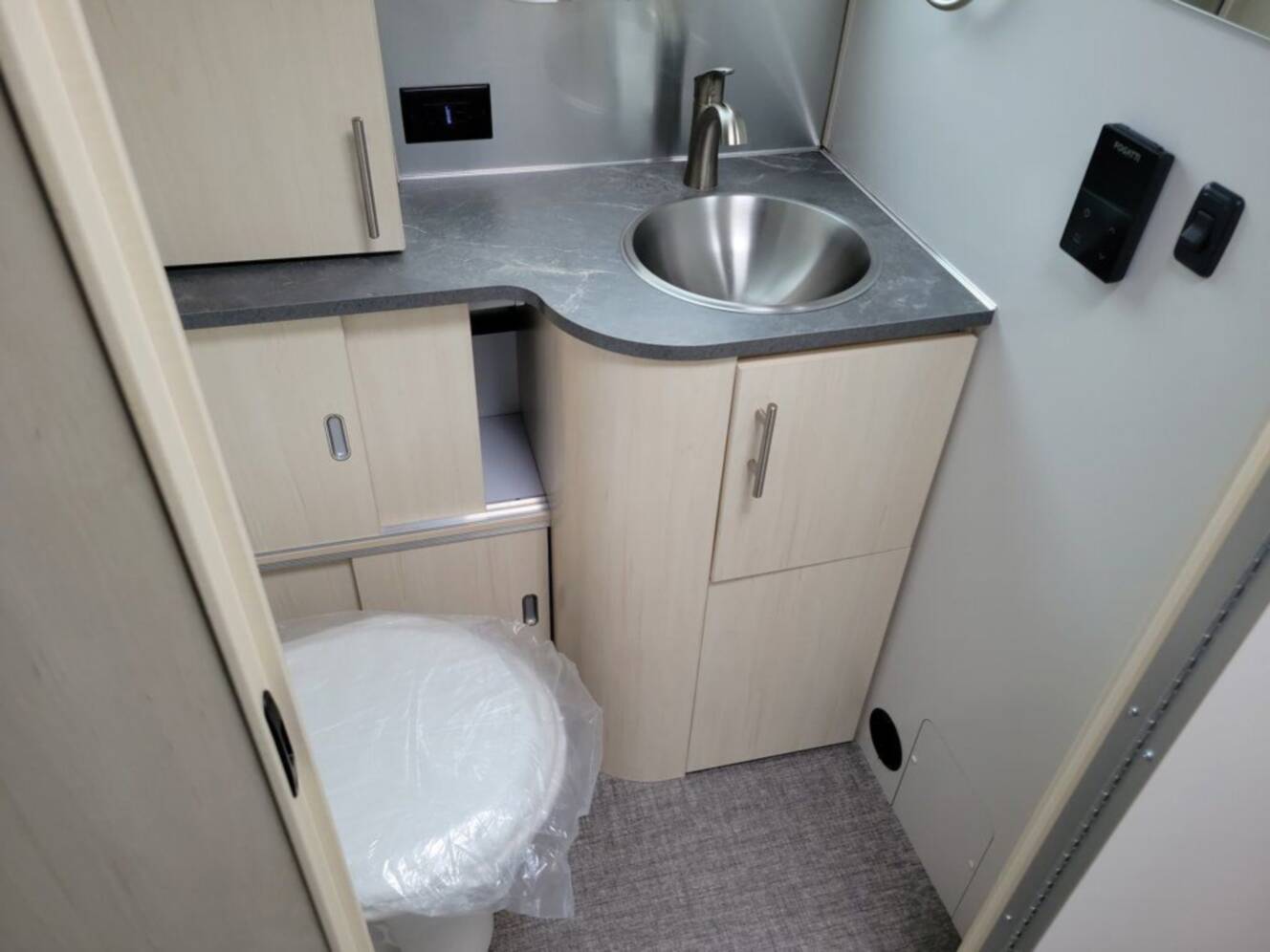 A photo of this 2026 Airstream Flying Cloud 27FB Queen Hatch