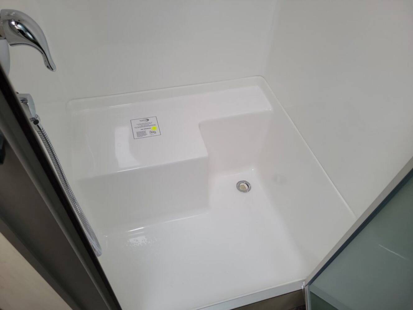 A photo of this 2026 Airstream Flying Cloud 27FB Queen Hatch