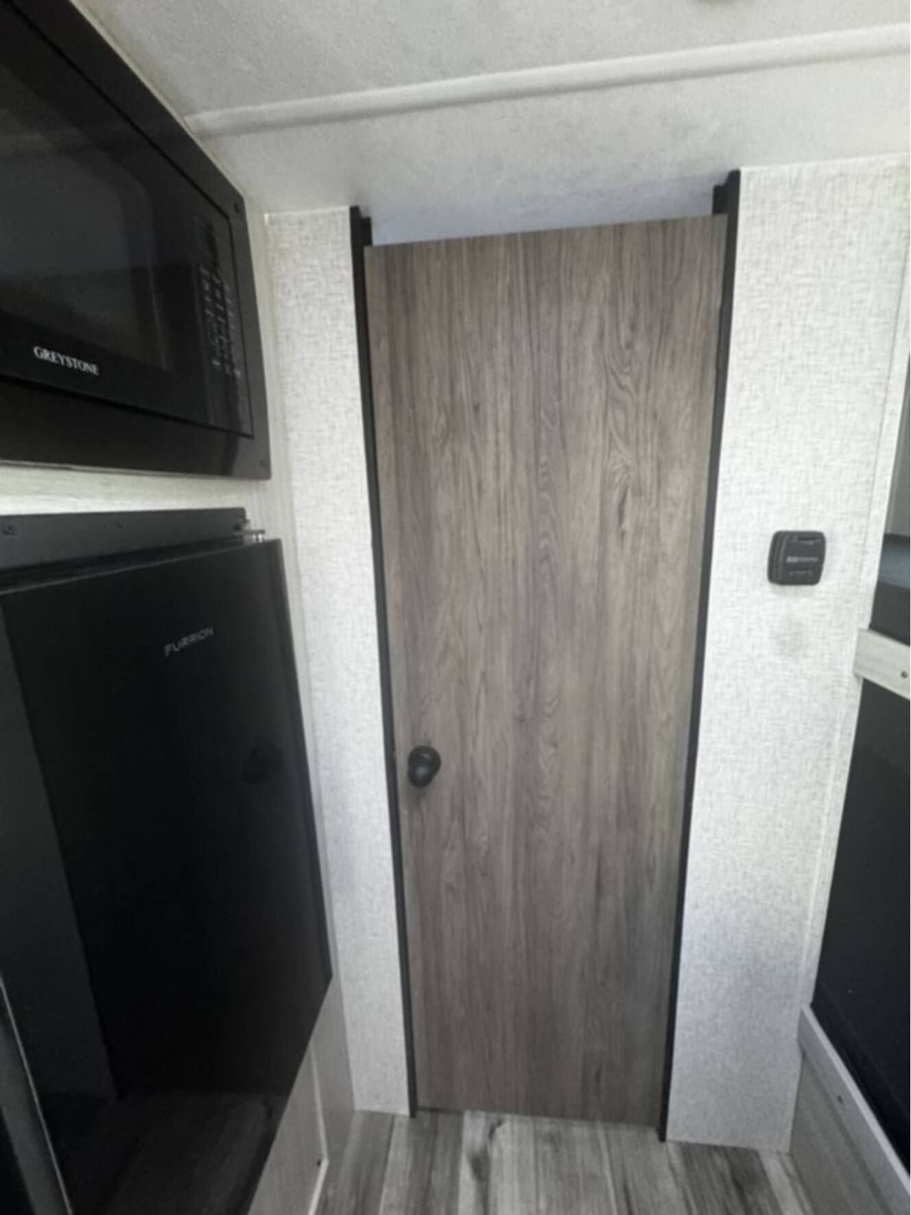 A photo of this 2026 Crossroads Rv Zinger 18BH