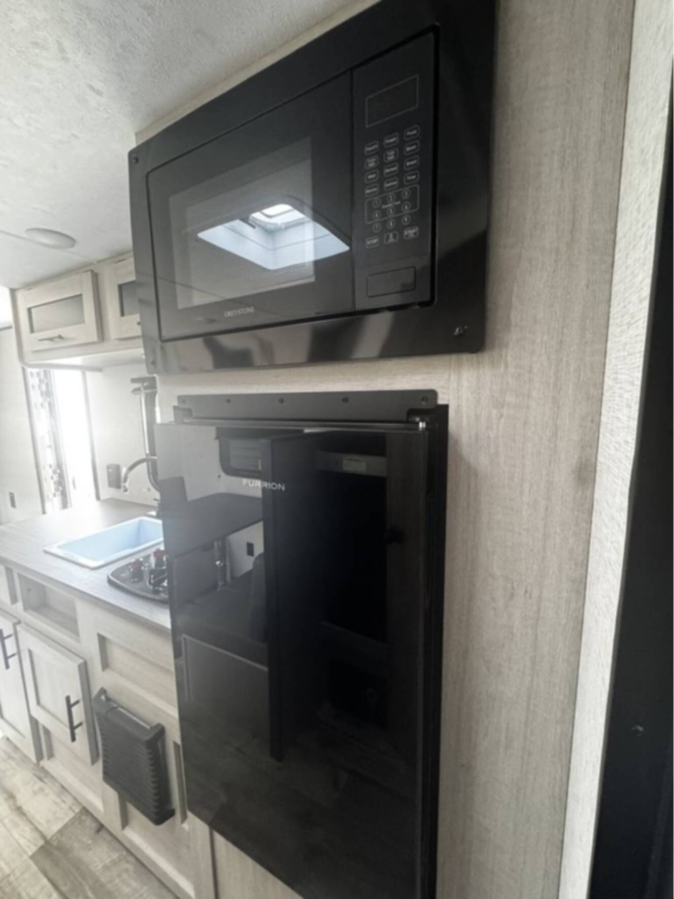 A photo of this 2026 Crossroads Rv Zinger 18BH