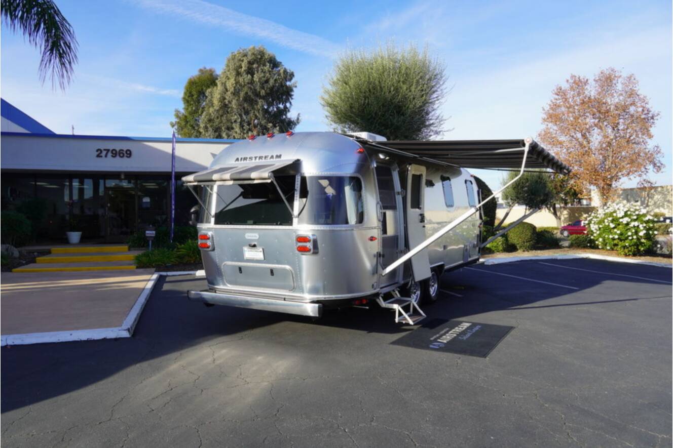 A photo of this 2026 Airstream Globetrotter 25FBT
