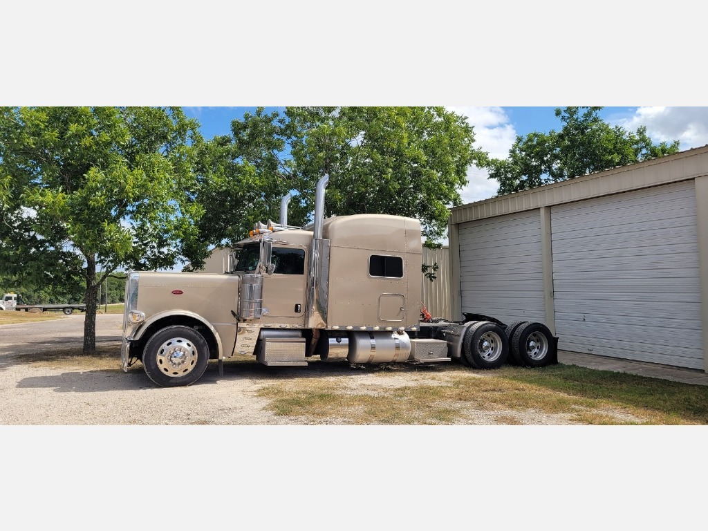 2013 PETERBILT 389 in Dallas, TX