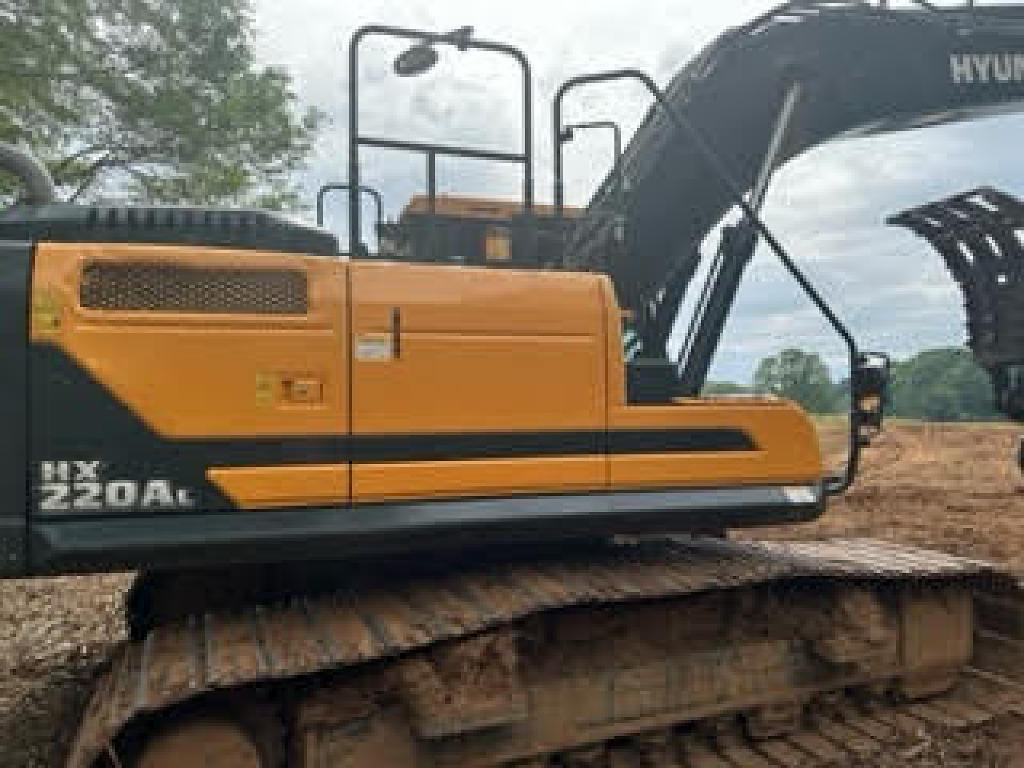 2020 HYUNDAI 220AL Bucket/Hydro Thumb in Spartanburg, SC