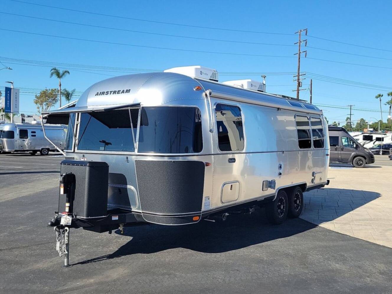 A photo of this 2026 Airstream Flying Cloud ® 25FB Midnight Flamingo
