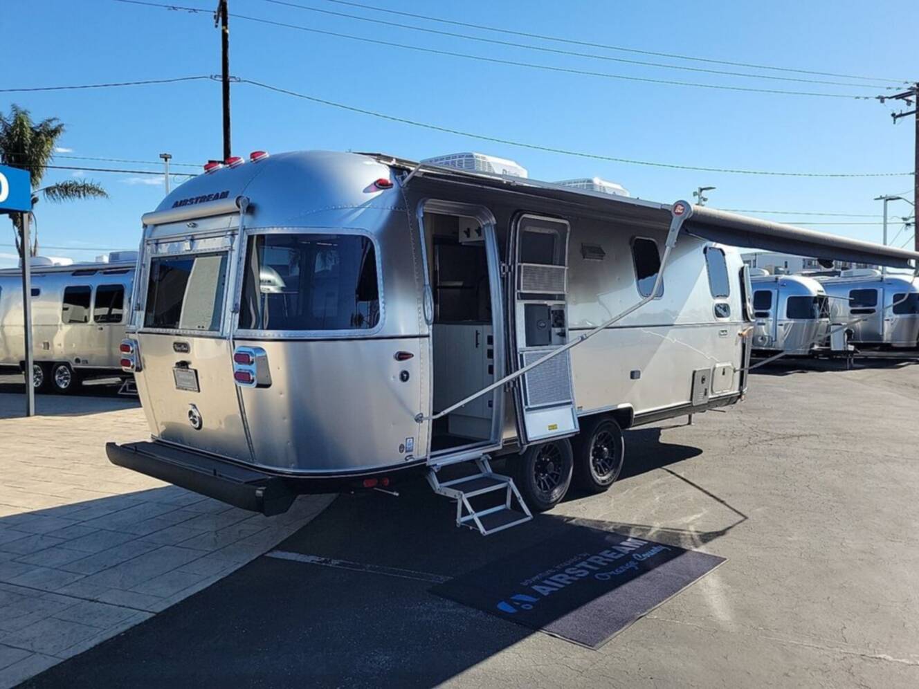 A photo of this 2026 Airstream Flying Cloud ® 25FB Midnight Flamingo
